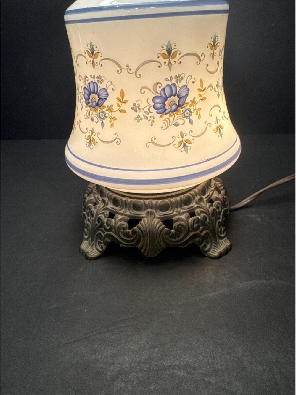 Vintage 3 Way Quoizel Hurricane Lamp Abigail Adams Floral Blue & White 19” H - Picture 7 of 10